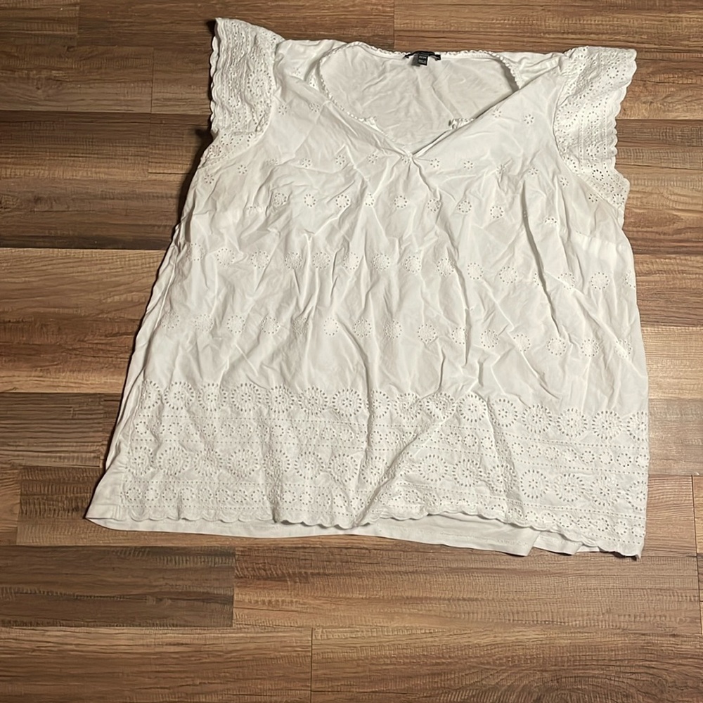 Lane Bryant short sleeve top with crochet style design